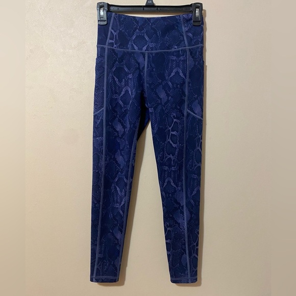 VICTORIA'S SECRET Flow On Point Leggings size 4 - Picture 1 of 8
